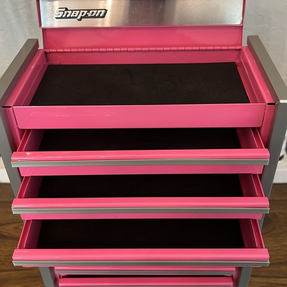 Snap-on pink jewelry tool box - Picture 3 of 9
